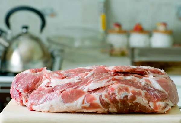 Carne di maiale in cucina . — Foto Stock