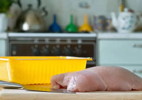 Putenbrust in der Küche — Stockfoto