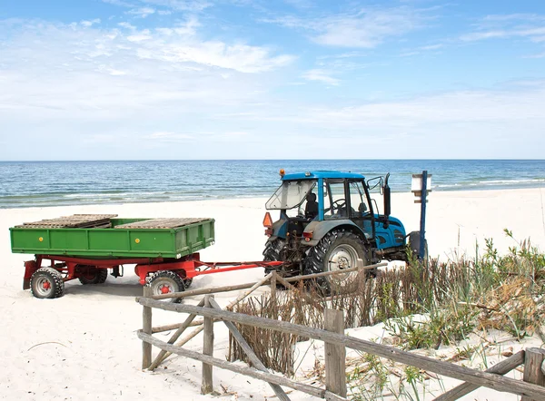 Traktor på stranden. — Stockfoto