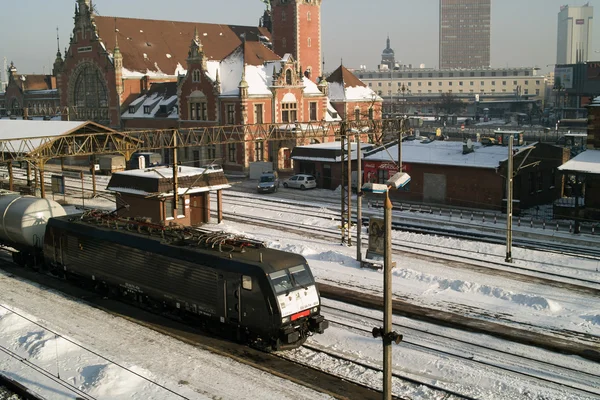 Järnvägsstationen och tåg. — Stockfoto