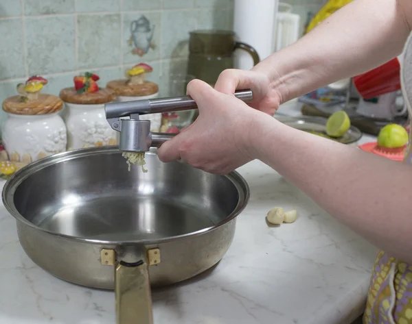 Squeezing garlic. — Stock Photo, Image