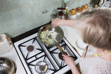 Meksikalı chicekn hazırlamak.