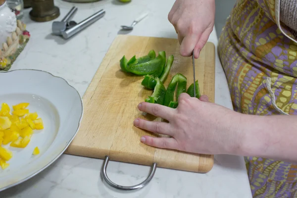 Cutting green peppers. — Stock Photo, Image