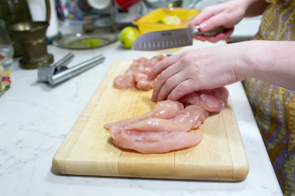 Preparar el pecho chicekn . — Foto de Stock