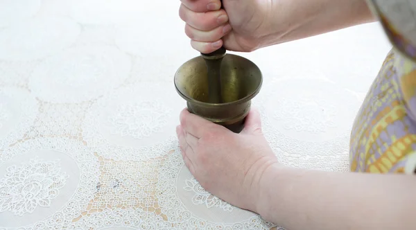 Whipping cloves in a mortar. — Stock Photo, Image