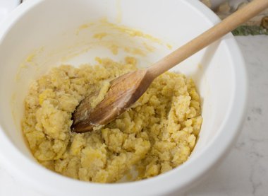 peynirli kek streusel ile hazırlamak.