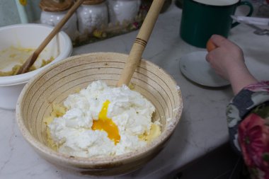 peynirli kek streusel ile hazırlamak.