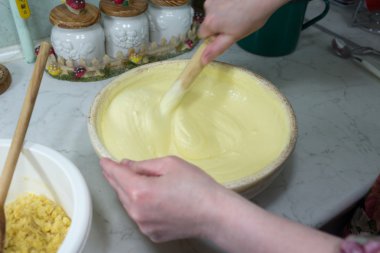 peynirli kek streusel ile hazırlamak.