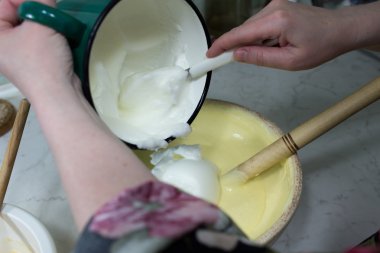 peynirli kek streusel ile hazırlamak.
