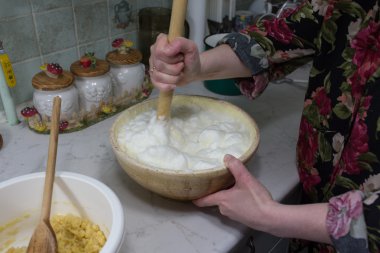 peynirli kek streusel ile hazırlamak.