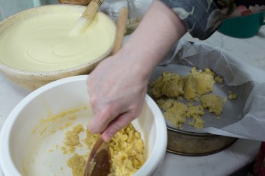 peynirli kek streusel ile hazırlamak.