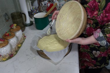 peynirli kek streusel ile hazırlamak.