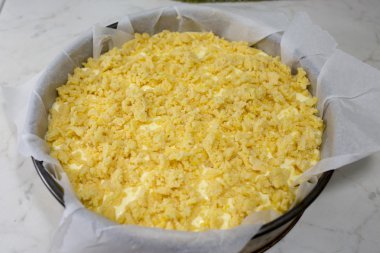 peynirli kek streusel ile.