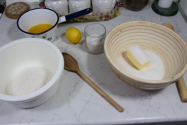 Prepare cheesecake with streusel. — Stock Photo, Image