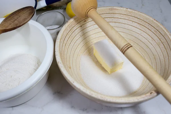 Préparer un gâteau au fromage au streusel . — Photo