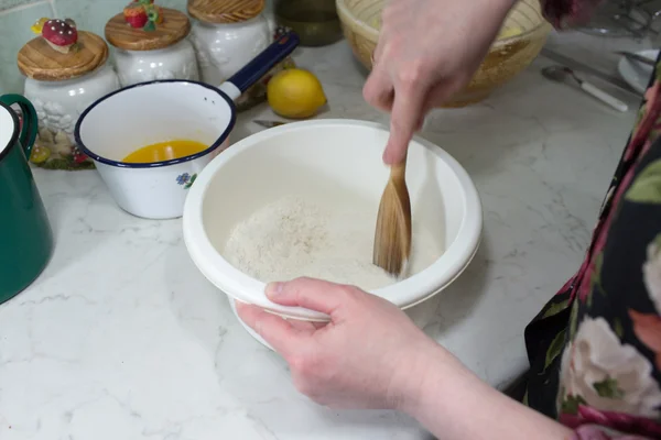 Peynirli kek streusel ile hazırlamak. — Stok fotoğraf