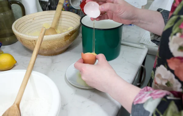 Préparer un gâteau au fromage au streusel . — Photo