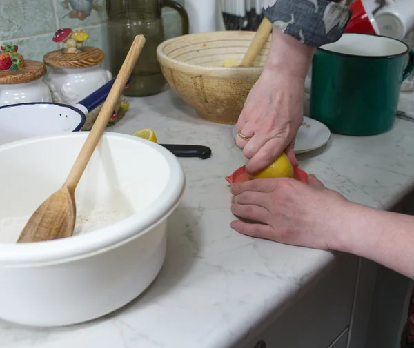 Peynirli kek streusel ile hazırlamak. — Stok fotoğraf