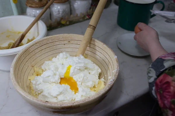 Préparer un gâteau au fromage au streusel . — Photo