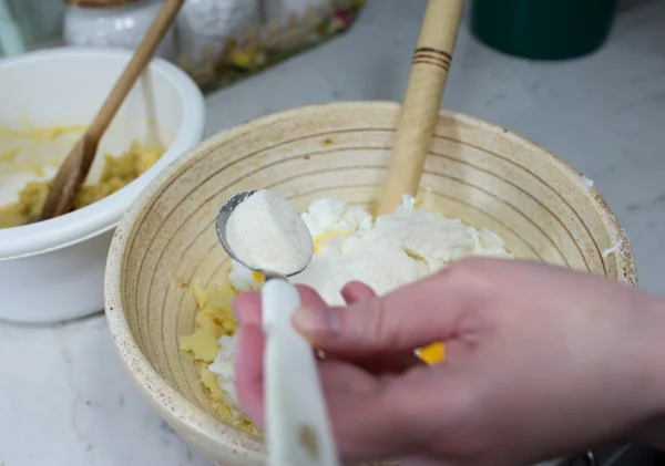 Préparer un gâteau au fromage au streusel . — Photo