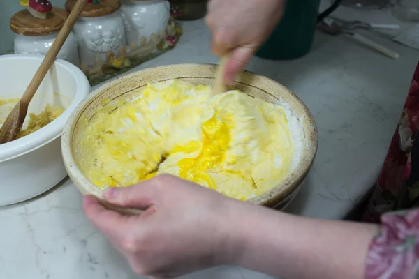 Préparer un gâteau au fromage au streusel . — Photo