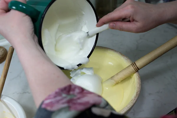 Préparer un gâteau au fromage au streusel . — Photo