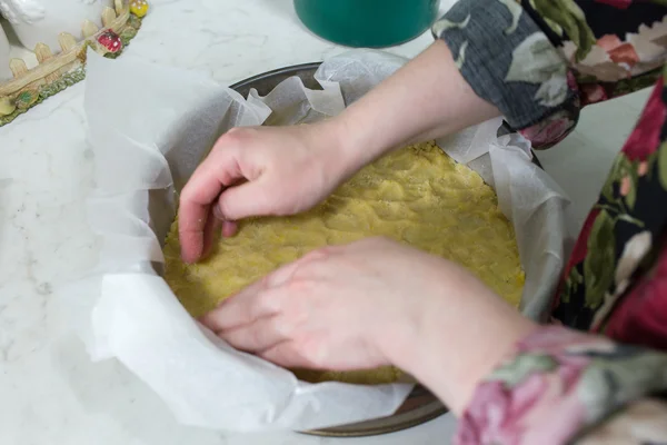 Préparer un gâteau au fromage au streusel . — Photo