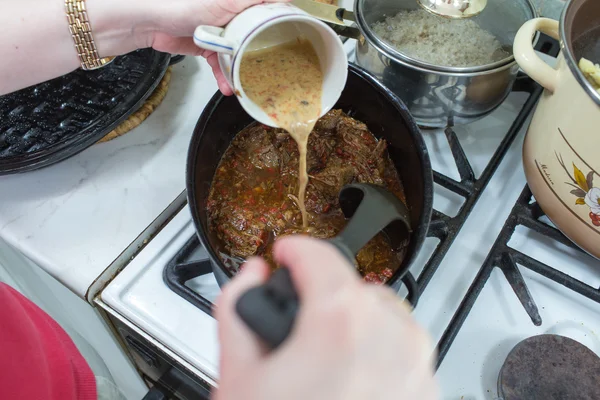 Justera kryddningen köttgryta. — Stockfoto