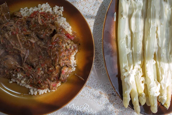 Dana gulaş, inci arpa ve mayonez ile kuşkonmaz.