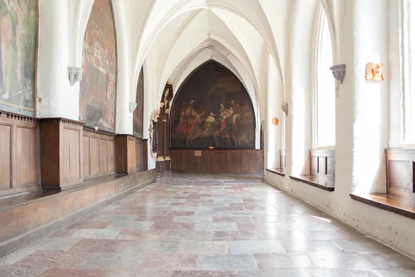 Inne i katolska kyrkan. — Stockfoto