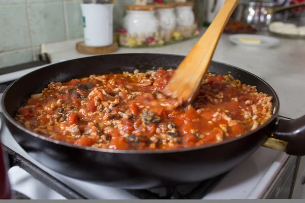 Lasagne elkészítése. — Stock Fotó