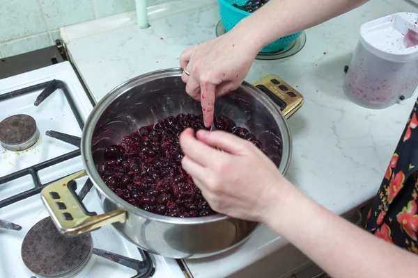 Preparation of cake with cherries and raspberries. — Stock Photo, Image