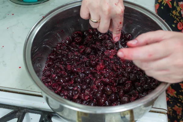 Preparação de bolo com cerejas e framboesas . — Fotografia de Stock