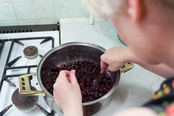 Preparation of cake with cherries and raspberries. — Stock Photo, Image