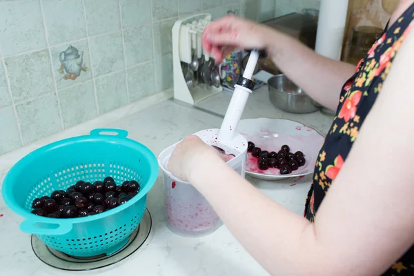 Preparation of cake with cherries and raspberries. — Stock Photo, Image