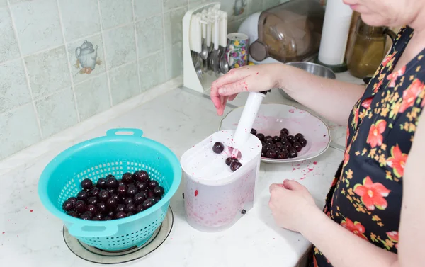 Preparation of cake with cherries and raspberries. — Stock Photo, Image