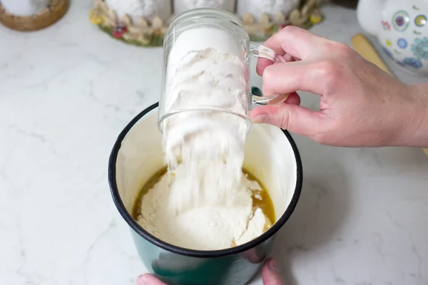 Preparación del pastel con cerezas y frambuesas . — Foto de Stock