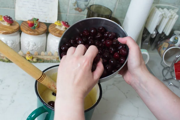 Preparation of cake with cherries and raspberries. — Stock Photo, Image