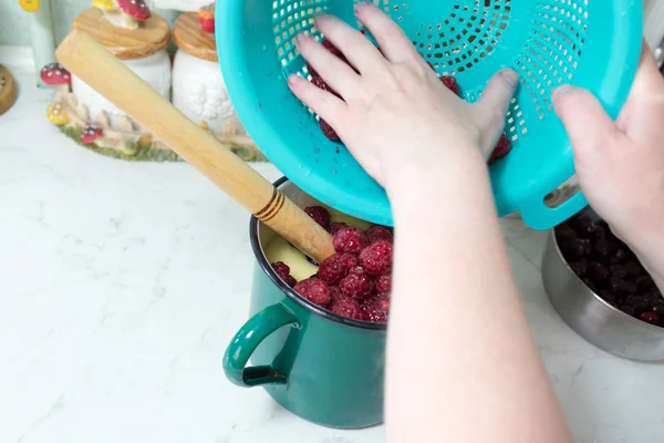 Preparation of cake with cherries and raspberries. — Stock Photo, Image
