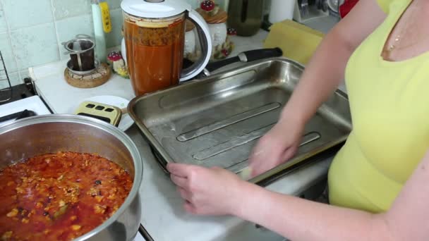 Příprava lasagne. — Stock video