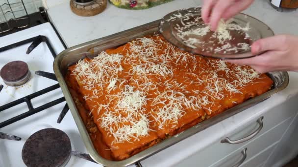 Beredning av lasagne. — Stockvideo