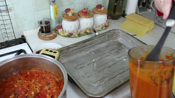 Przygotowanie lasagne. — Wideo stockowe