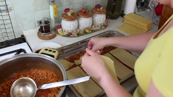 Preparação da lasanha . — Vídeo de Stock