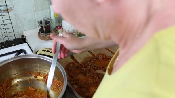 Herstellung von Lasagne. — Stockvideo