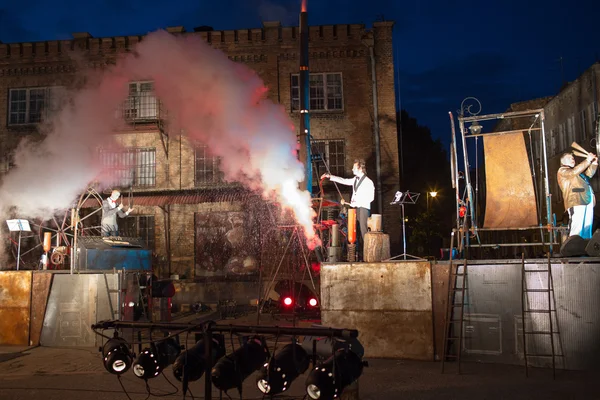 Duitsland groep titanic in spektakel "fumace symphony". — Stockfoto