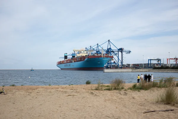 Container schip maersk mc-kinney moller in gdansk Polen. — Stockfoto
