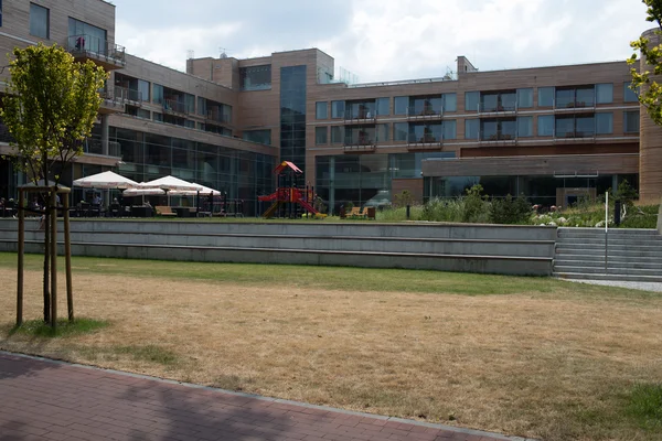 Nieuwe spa vlakbij strand. — Stockfoto