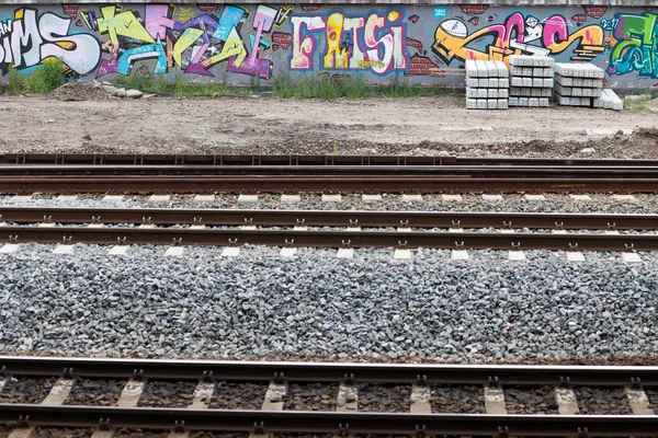 Γκράφιτι επί της σιδηροδρομικής γραμμής. — Φωτογραφία Αρχείου