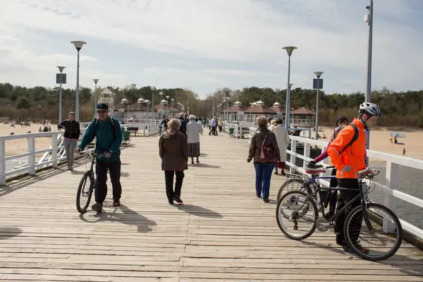 Menigte mensen op de pier. — Stockfoto