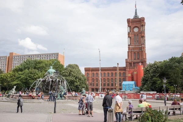 Skara människor på alexanderplatz i berlin. — Stockfoto